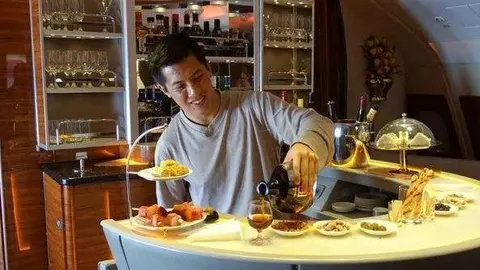 Sam Huang en el bar del A380 de Emirates Airline.