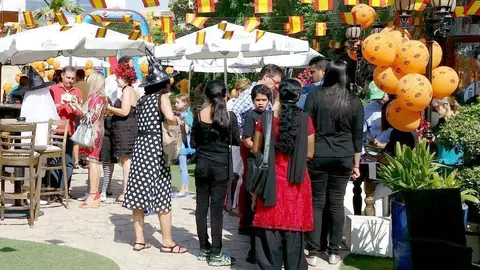 El Día de la Familia lenó la terraza del Seville's de un gran ambiente y muchos disfraces. (Silvia Santos)