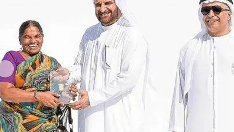 Una de las ganadoras del lingote de oro.