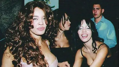 La "princesa del velo", primera por la izquierda, en sus noches de fiesta. 