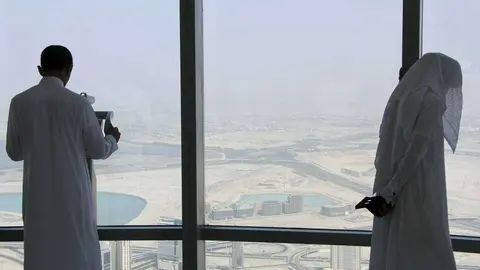 Dos visitantes, en la planta 124 del Burj Khalifa en Dubai. (EL CORREO)