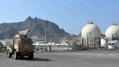 Un vehículo de Emiratos cerca de una refinería de petróleo de Adén. 