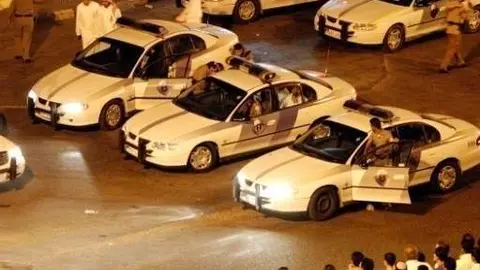 Coches patrulla de la policía de Arabia.