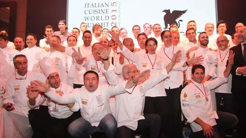Luis Ezqueta, con traje de cocinero oscuro al fondo a la izquierda, junto a otros grandes cocineros. (Marta Pérez)