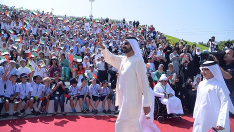 El Jeque Mohammed publicó en su cuenta en la red social Twitter su visita durante el Día de la Bandera en Dubai 