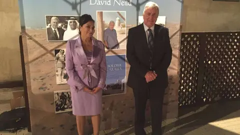 La artista mexicana Myriam Kruisheer-Ortega junto al escritor David Nigeld.