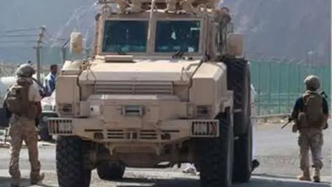 Vehículos blindados de Emiratos Árabes en Yemen.