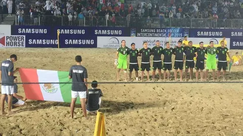 La Selección de México de Fútbol Playa, momentos antes de iniciar el partido este jueves en Dubai. (@EmbaMexEAU)