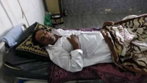 Un paciente que padece cólera en un hospital de Bagdad (Reuters).