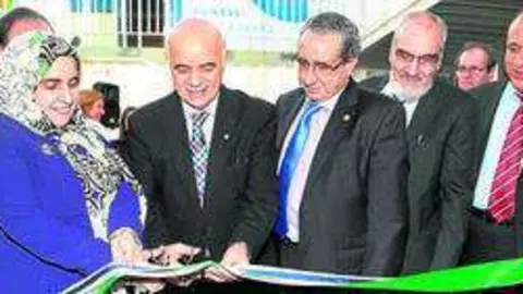 La embajadora de Emiratos en España junto a los rectores de las universidades.