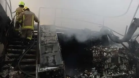 Equipo de Defensa Civil de Abu Dhabi acudió a controlar el incendio.