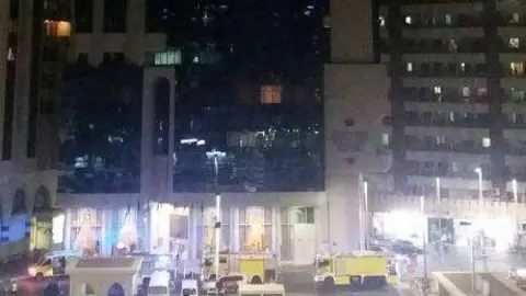 Al menos dos coches de bomberos acudieron al lugar.