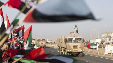 Ciudadanos reciben a la tropas emiratíes en Abu Dhabi. (Ryan Carter)