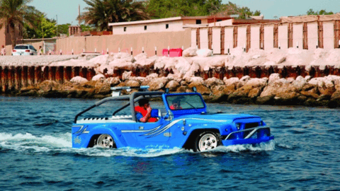 El coche anfibio se pasea por el Dubai Creek.