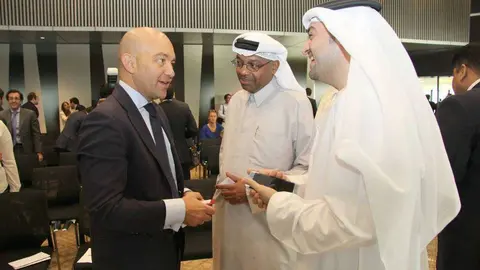 García-Legaz conversa con dos miembros de la Cámara de Comercio de Dubai. (EL CORREO)