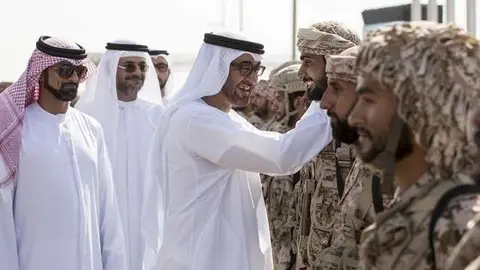 El Jeque Mohamed bin Zayed Al Nahyan, príncipe Heredero de Abu Dhabi saluda a los soldados.