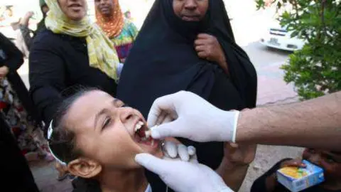 Una niña recibe una dosis de la vacuna en Irak (AFP).