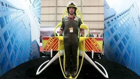 Un funcionario muestra el jetpack en el Dubai Airshow 2015.