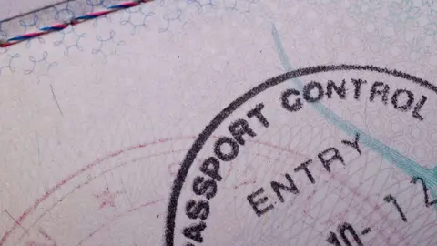 Los palestinos deben renovar sus documentos de viaje.