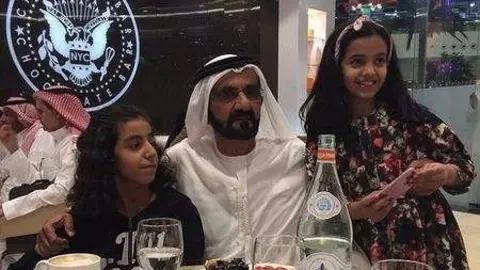 El jeque Al Maktoum visitó un restaurante en Arabia.