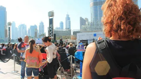 Expatriada con su mochila en el downtown de Dubai. (EL CORREO)