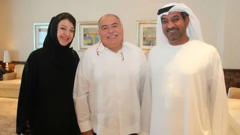 El embajador de México en Emiratos Árabes, Francisco Alonso -en el centro-, junto a la ministra de Estado de Dubai, Reem Ebrahim Al Hashimi -izquierda-, y al presidente de Emirates Group, el jeque Ahmed Bin Saeed Al Maktoum. (EL CORREO)