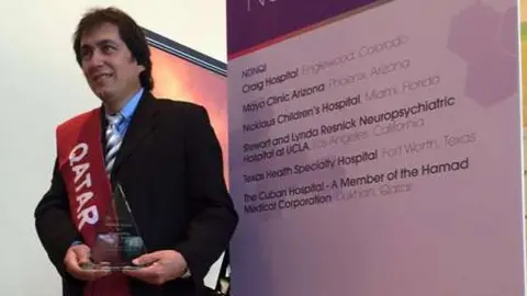 El sanitario Hector Roche fue el encargado de recoger el premio.