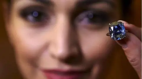 Una modelo posa con el diamante 'Blue Moon', ahora 'Blue Moon Josephine'.