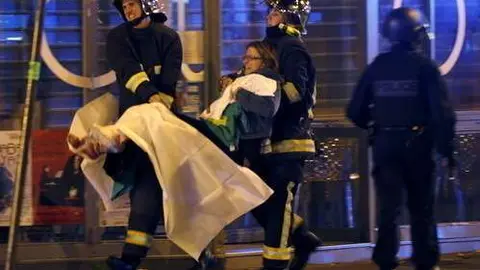 Bomberos asisten a una mujer herida luego de los tiroteos (Reuters)