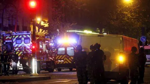 Policía francesa asegurando los alrededores de la sala de conciertos de Bataclan (Reuters)