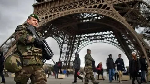 Militares junto a la Torre Eiffel.