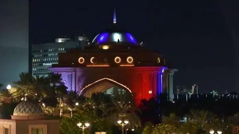 El Emirates Palace con los colores de la bandera de Francia. (Twitter)