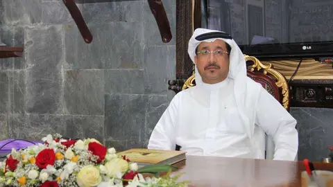 Al Shamsi en la majlis de Ras Al Khaimah donde se encuentra ubicada la exposición. (EL CORREO)