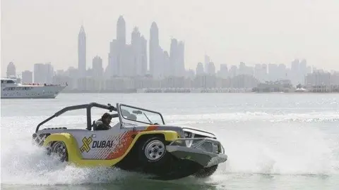 El coche anfibio en la playa de Palm Jumeirah.