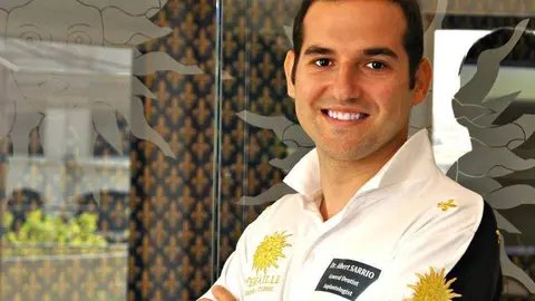 El valenciano Albert Sarrió ejerce como odontólogo en la Clínica Versailles de Dubai.