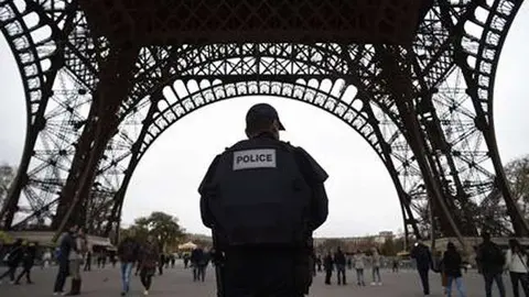 Un policía francés en tareas de seguridad en Paris.