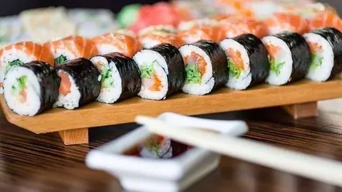 La variedad de ‘sushi rolls’ en el restaurante Sakura de Dubai es infinita.