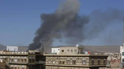 Una columna de humo tras un ataque aéreo en Saná. (Fuente externa)