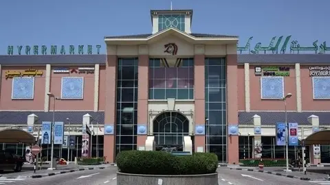 Entrada principal del supermercado Lulu próximo a Al Barsha Mall en Dubai.