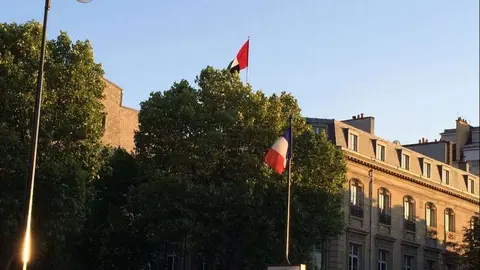 Una imagen de la fachada de la Embajada de EAU en París.