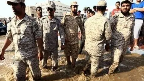 Miembros de Defensa Civil de Arabia Saudita.