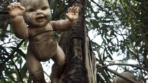 La isla está repleta de muñecos con miradas vacías.