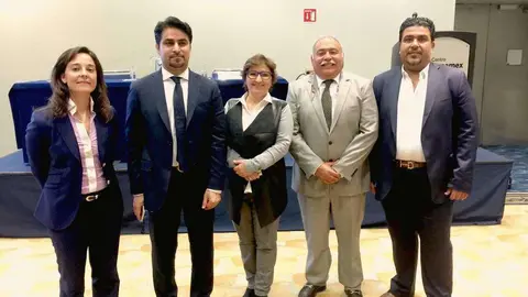 María Rubert -primera por la izquierda- y Francisco Alonso -segundo por la derecha-, entre otros destacados participantes en Dubai Business Forum.