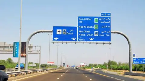Una imagen de una insterseción de la Dubai-Al Ain Road.