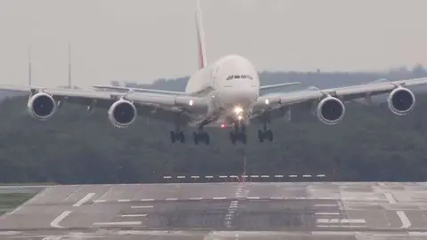 Captura del A380 de Emirates en el momento de tomar tierra en Dusseldorf.