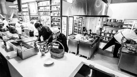 El chef Luis Ezqueta, en plena labor durante la gira que ha protagonizado por Sudáfrica.