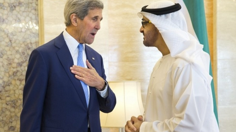 El secretario de Estado estadounidense, John Kerry con el Príncipe heredero de Abu Dhabi, el jeque Mohammed bin Zayed (AP)
