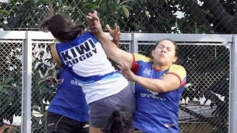 Alejandra Betancur con el uniforme amarillo, azul y rojo de las Tucanes.