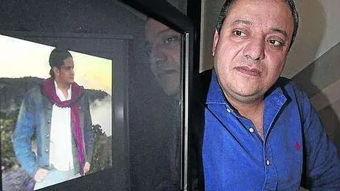 El anestesista del hospital de Cabueñes con una imagen de su hermano.