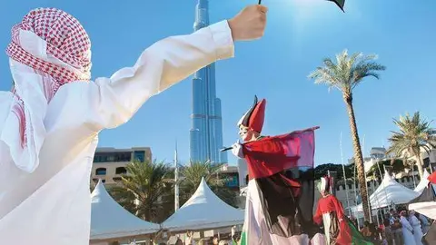 El gran desfile de coches de lujo en el centro de Dubai.